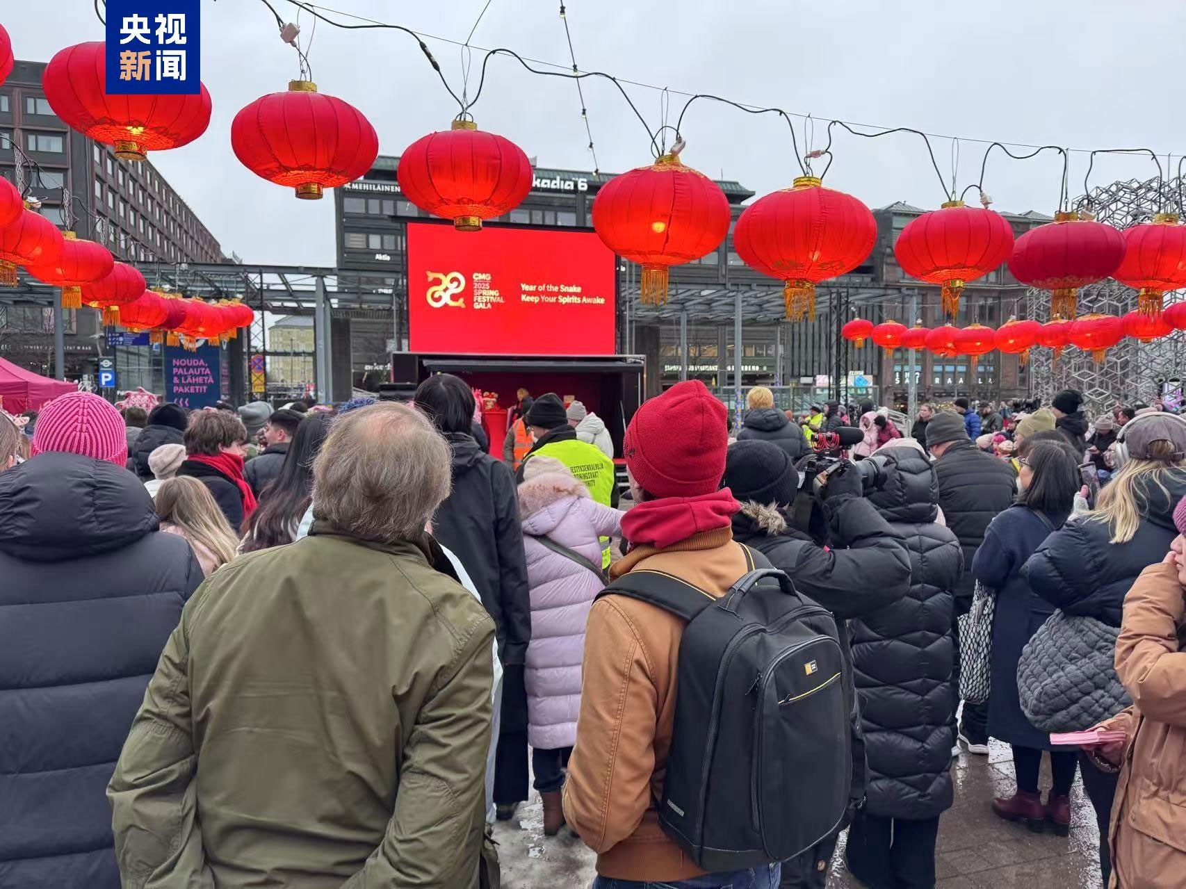 庙会上，中央广播电视总台春晚宣传片首次在芬兰亮相